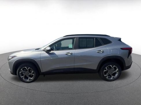 Used 2025 Chevrolet Trax LT FWD image 9