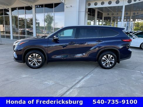 Used 2022 Toyota Highlander XLE AWD/4WD image 3