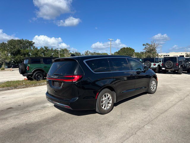Used 2025 Chrysler Pacifica Select FWD image 3