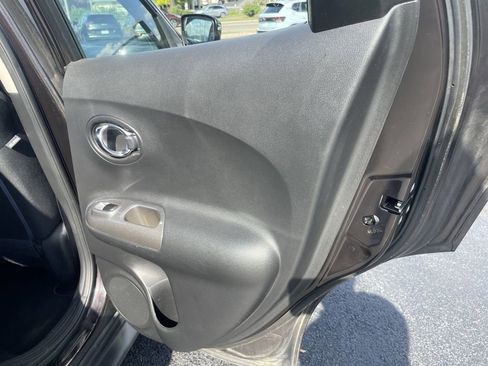 Used 2015 Nissan Juke S FWD image 21