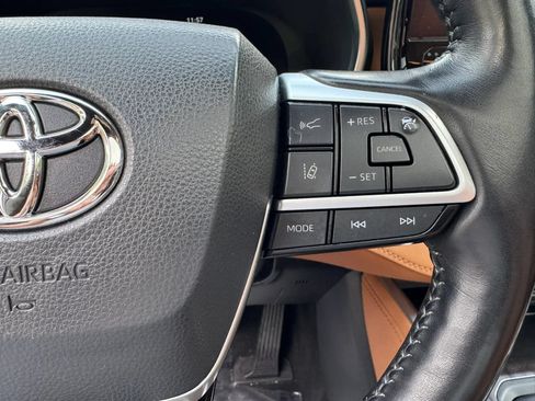 Used 2023 Toyota Highlander Platinum AWD/4WD image 32