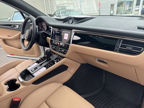 Used 2025 Porsche Macan image 39