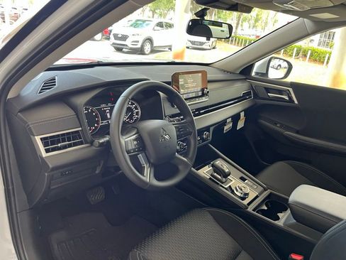 Used 2024 Mitsubishi Outlander ES image 6