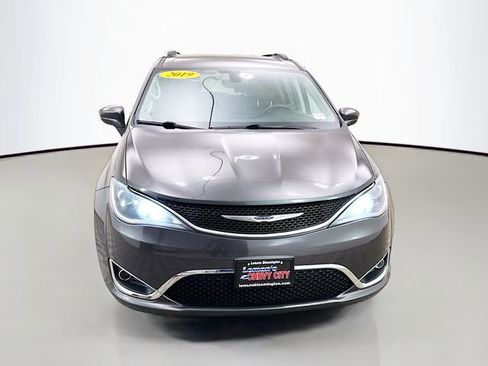 Used 2019 Chrysler Pacifica Touring-L Plus w/ Tire & Wheel Group image 2