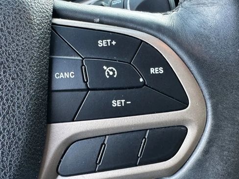 Used 2018 Jeep Cherokee Limited FWD image 27