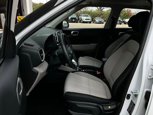 Used 2025 Hyundai Venue SEL image 10