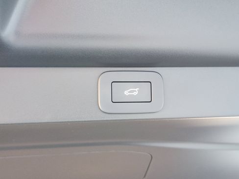 Used 2025 Land Rover Range Rover SE image 35