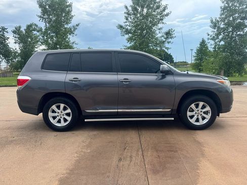 Used 2012 Toyota Highlander FWD w/ Tow Pkg image 7