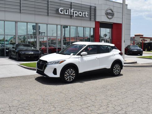Used 2023 Nissan Kicks SV FWD image 2