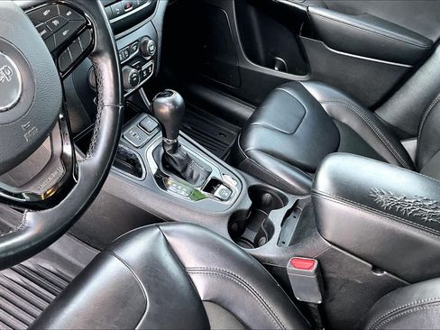 Used 2021 Jeep Cherokee Latitude Plus FWD image 11