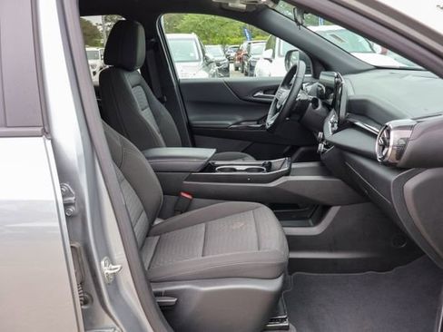 Certified 2025 Chevrolet Equinox LT FWD image 9