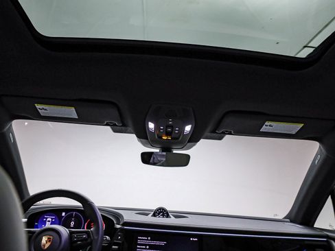 Certified 2025 Porsche Macan 4S Electric AWD/4WD image 17