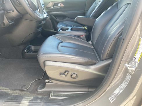 Certified 2025 Chrysler Pacifica Select image 22