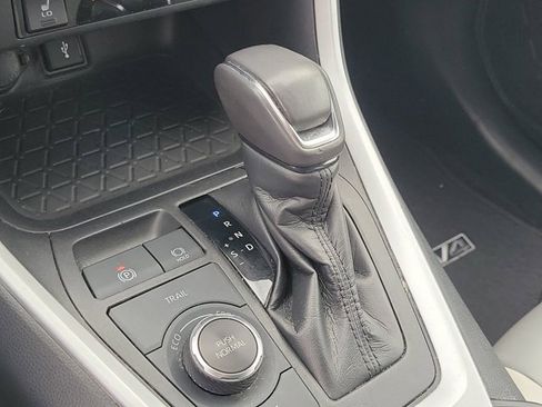 Used 2021 Toyota RAV4 XLE Premium image 25