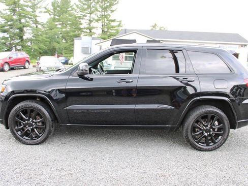 Used 2018 Jeep Grand Cherokee Altitude AWD/4WD image 10