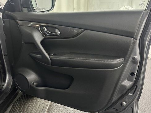 Used 2018 Nissan Rogue SV w/ Sun & Sound Touring Package image 32