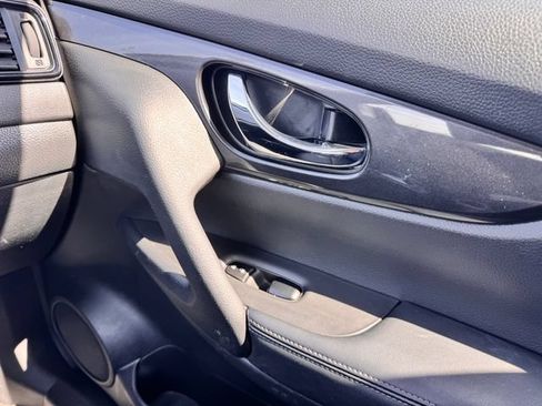 Used 2018 Nissan Rogue S AWD/4WD image 21