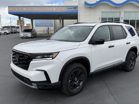 Certified 2025 Honda Pilot TrailSport image 2