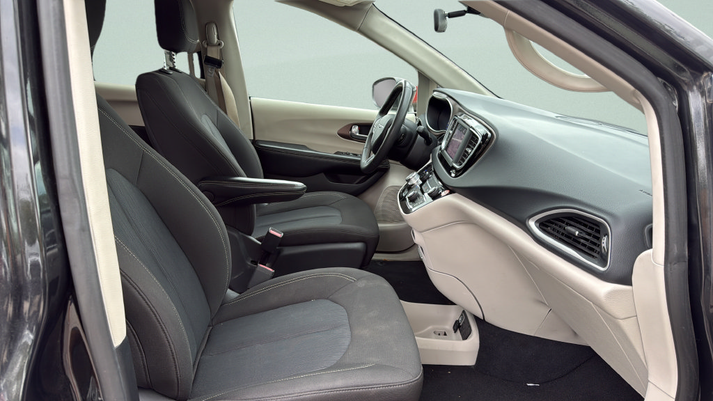 Used 2022 Chrysler Voyager LX FWD image 19