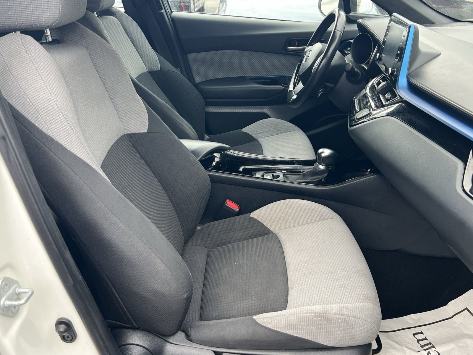 Used 2019 Toyota C-HR XLE FWD image 22