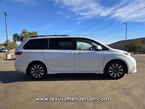 Used 2018 Toyota Sienna XLE w/ XLE Navigation Package image 7
