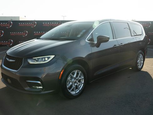 Used 2023 Chrysler Pacifica Touring-L image 3