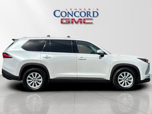 Used 2024 Toyota Grand Highlander XLE FWD image 3