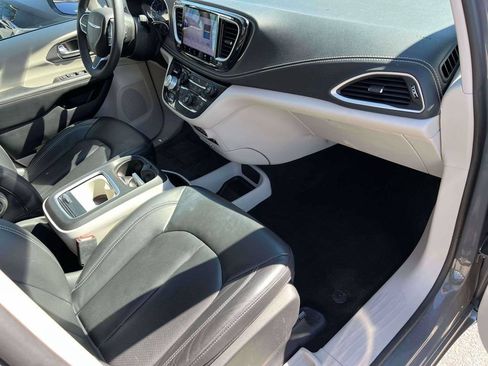 Used 2022 Chrysler Pacifica Touring-L FWD image 10