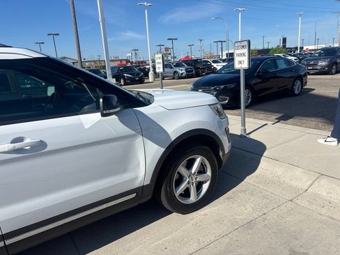 Used 2017 Ford Explorer XLT w/ Equipment Group 202A AWD/4WD image 11