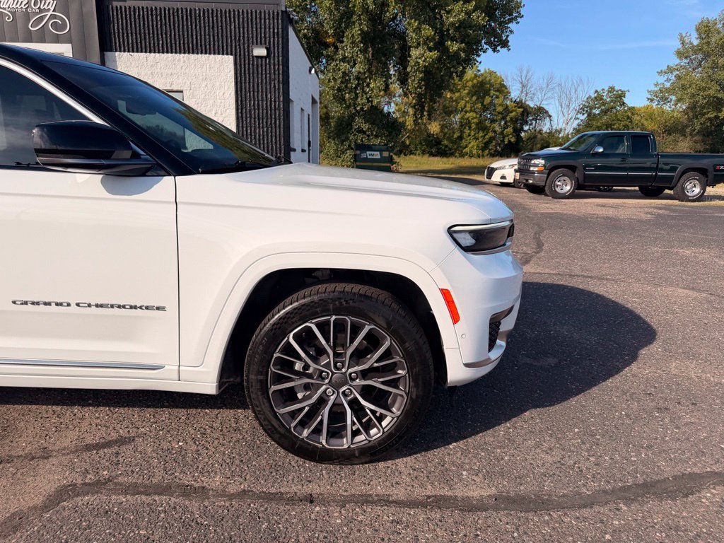 Used 2023 Jeep Grand Cherokee L Summit AWD/4WD image 2