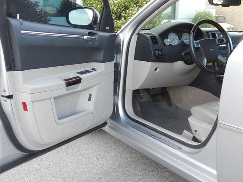 Used 2007 Chrysler 300 C RWD image 24