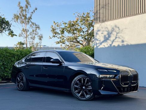 Used 2025 BMW 760i xDrive w/ Premium Package image 2