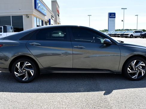 Used 2025 Hyundai Elantra SEL w/ Cargo Package FWD image 2