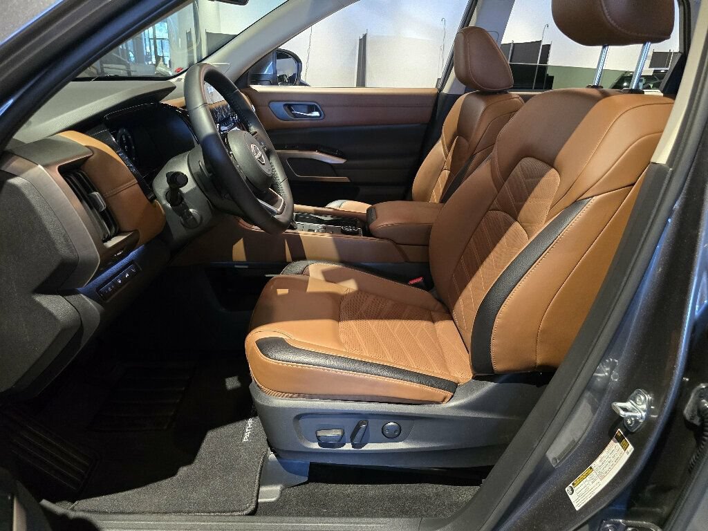 Used 2025 Nissan Pathfinder Platinum w/ Cargo Package AWD/4WD image 17
