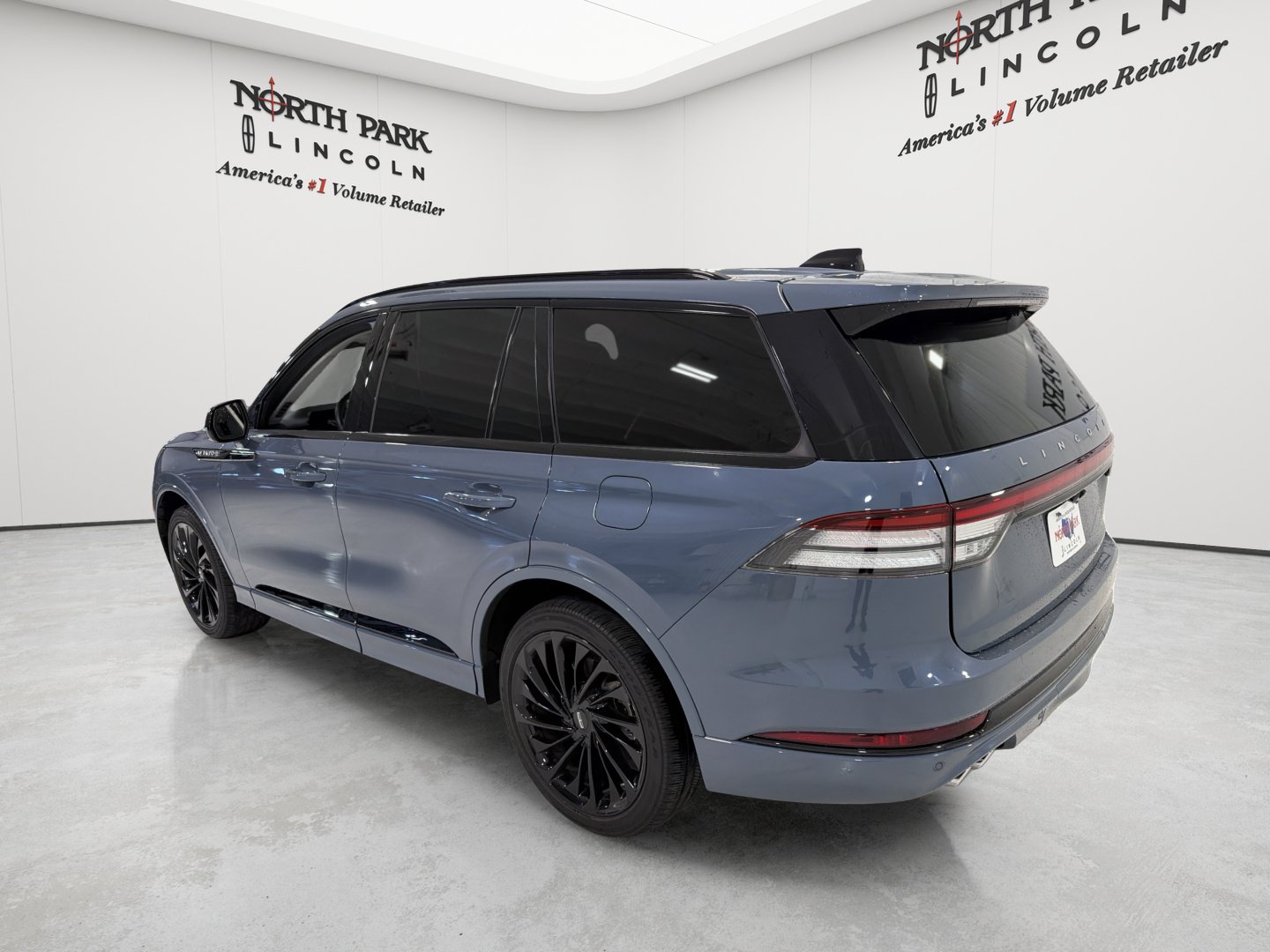 Used 2025 Lincoln Aviator Reserve w/ Equipment Group 201A AWD/4WD image 3