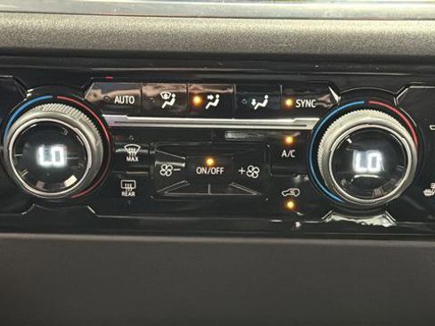 Used 2022 Chevrolet Silverado 1500 LT Trail Boss w/ LT Trail Boss Premium Package AWD/4WD image 17