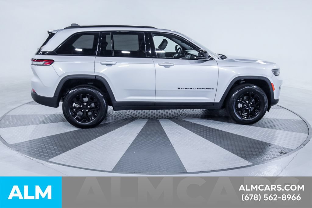 Used 2025 Jeep Grand Cherokee Altitude AWD/4WD image 11