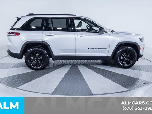 Used 2025 Jeep Grand Cherokee Altitude AWD/4WD image 11