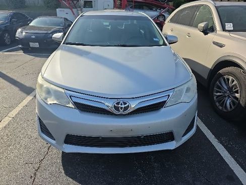Used 2012 Toyota Camry LE FWD image 2