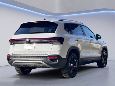 New 2026 Volkswagen Taos SE FWD image 5