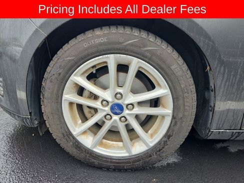 Used 2018 Ford Focus SE FWD image 2