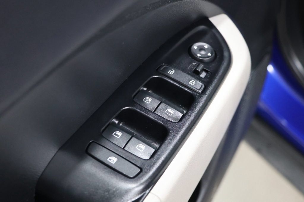 Used 2025 Hyundai Venue SEL FWD image 17