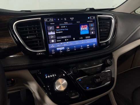 Used 2024 Chrysler Pacifica Limited FWD image 21