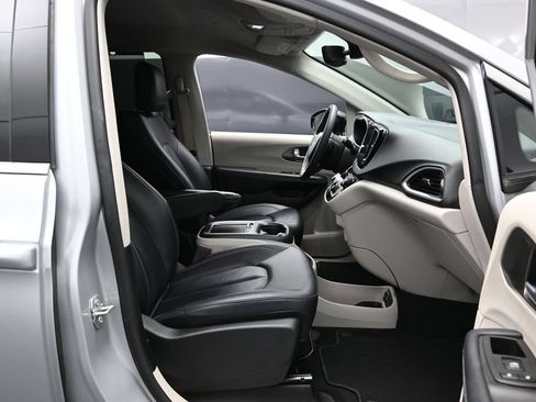 Used 2024 Chrysler Pacifica Touring-L FWD image 22