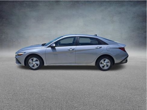 Used 2025 Hyundai Elantra SE FWD image 5