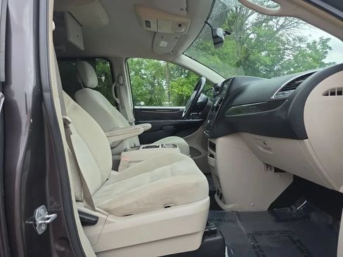 Used 2015 Chrysler Town & Country Touring w/ Driver Convenience Group FWD image 40