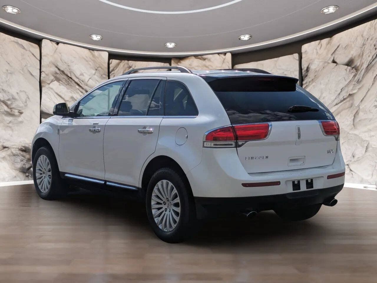 Used 2011 Lincoln MKX 2WD w/ Wood Pkg image 5