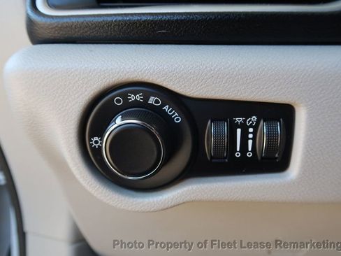 Used 2020 Chrysler Voyager Lxi FWD image 39