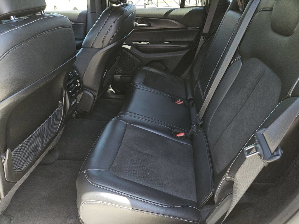 Used 2025 Jeep Grand Cherokee Altitude AWD/4WD image 35