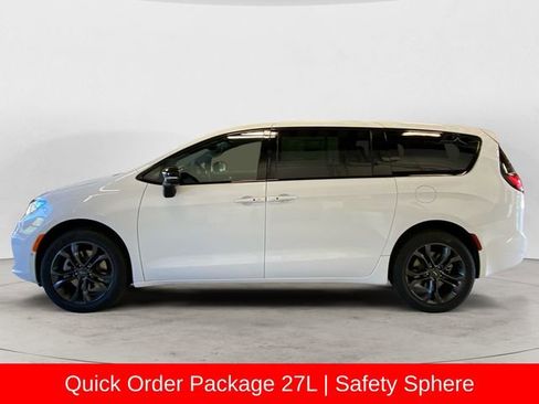 New 2026 Chrysler Pacifica Select image 2